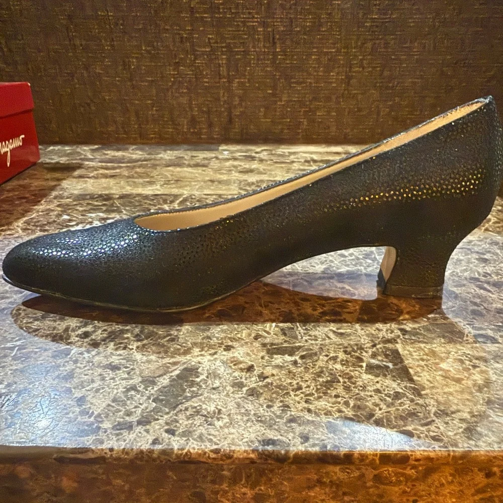 NWT Vintage Salvatore Ferragamo. Rio Nero Pebble Suede Pump. Size 6.5 AA.